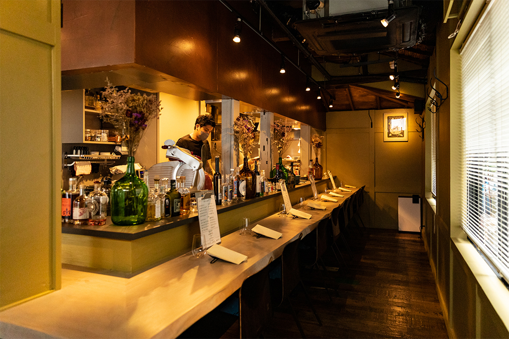 カウンターメインのレストランスペース。１階に13席のレストラン（12坪）と醸造所（５坪）、２階がワインマン ストア（10坪）という構造だ。