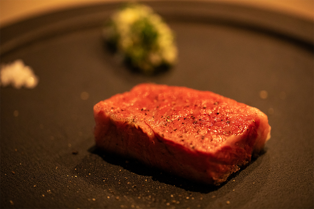 レストランでは、井上シェフのスペシャリテの炭火焼やパスタが堪能できる。