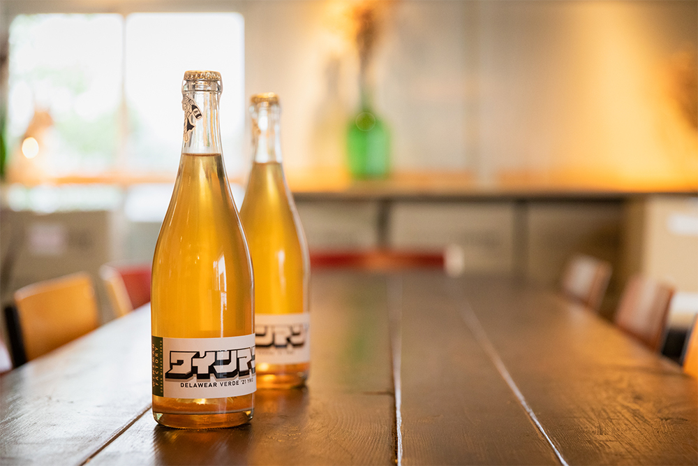 ２階にはアンティークの大きなテーブルが置かれ、樽生ワイン、生ハムやチーズの盛り合わせ、パスタや炭火焼などの料理も楽しめる。