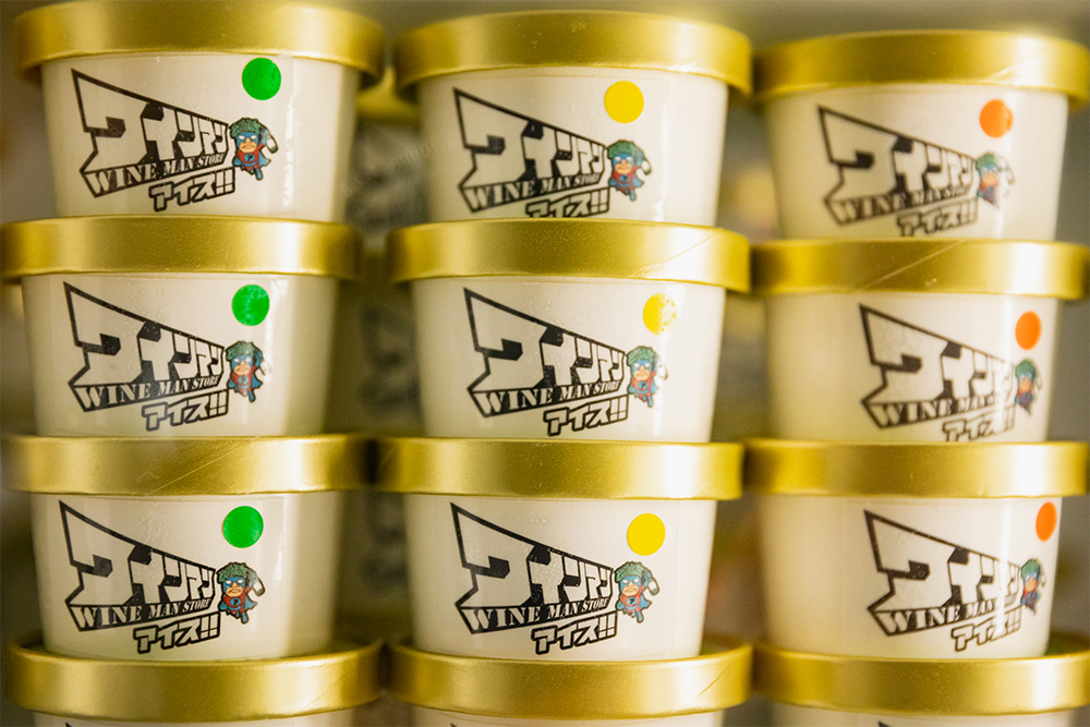 祐天寺のジェラテリア「アクオリーナ」のジェラートなど、知り合いのシェフたちの特製品も並ぶ。