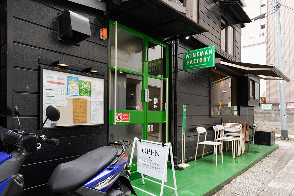 慶応仲通り商店街の路地の一角に立つ。