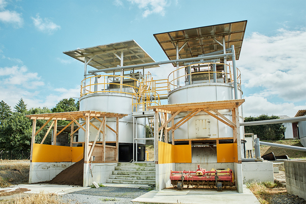 誇らしげにそびえ立つ、巨大な縦型コンポスト。近隣住民からの臭気の苦情は全くない。