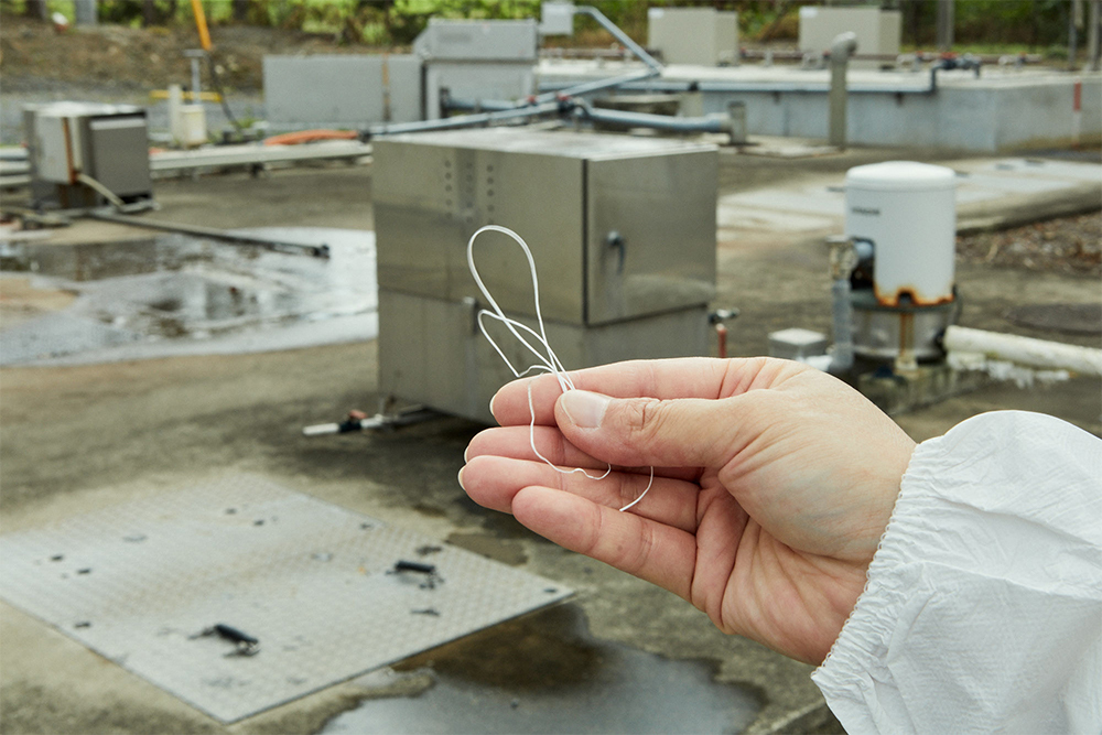 中空糸膜。ストロー状の膜で、家庭用浄水器から産業用まで液体に含まれる不純物の除去などに用いられる。