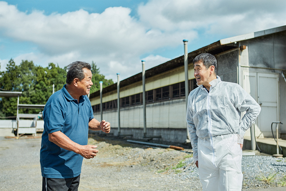 農場の繁殖成績、飼料の給与量、出荷豚の格付けなど、日々の記帳を欠かさない武熊さん。「肥育期間を長めにとると、味が良くなるんです」と探求心も旺盛だ。