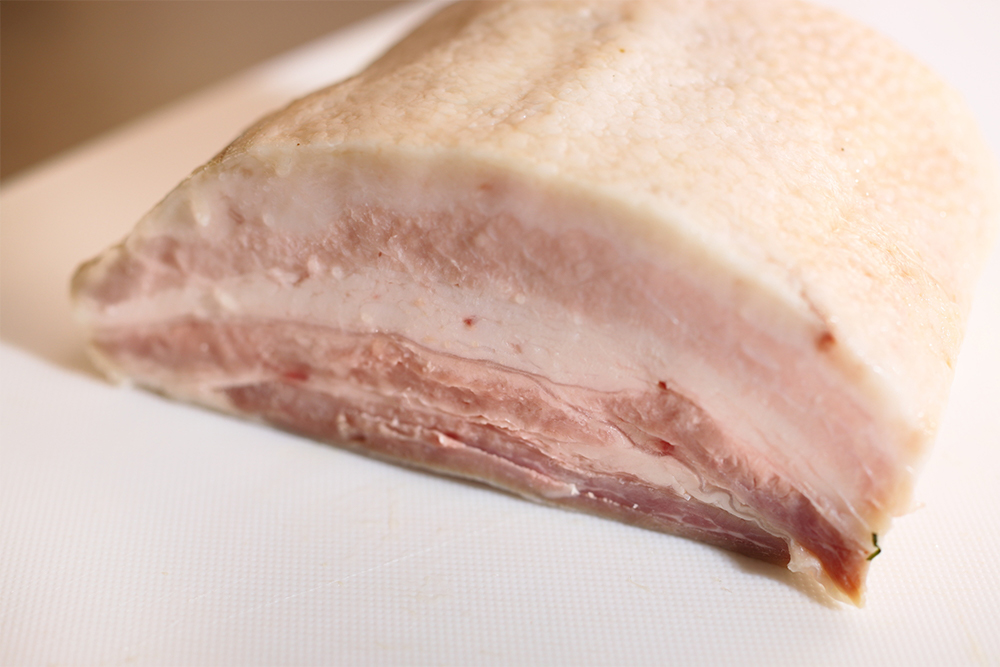 「脂身の甘さ、軽さを伝えたい」と菊地シェフ。