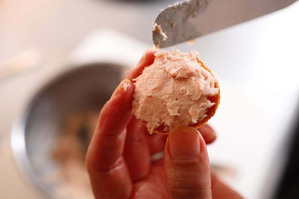 パンは４ミリ幅にスライスしてトーストに。口当たりのよいリエットはたっぷり挟む。