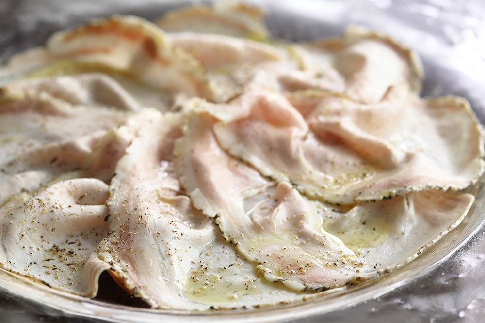 仕上げにオリーブ油ひと回しと黒コショウを振る。