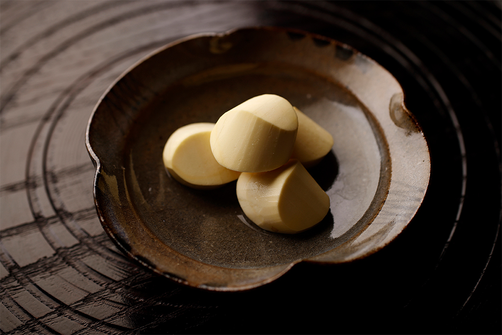 生の栗を巴に剥いて水に浸けた「水栗」は、毒消しの意味もあるという。