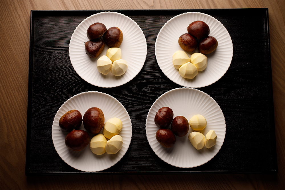 左上から時計回りに岸根（がんね）、筑波、石鎚、飯沼栗（品種：石鎚）。見た目はわかりにくいが、食べてみると味の違いは明らか。対談では、皮を剥いて蒸したものを試食。