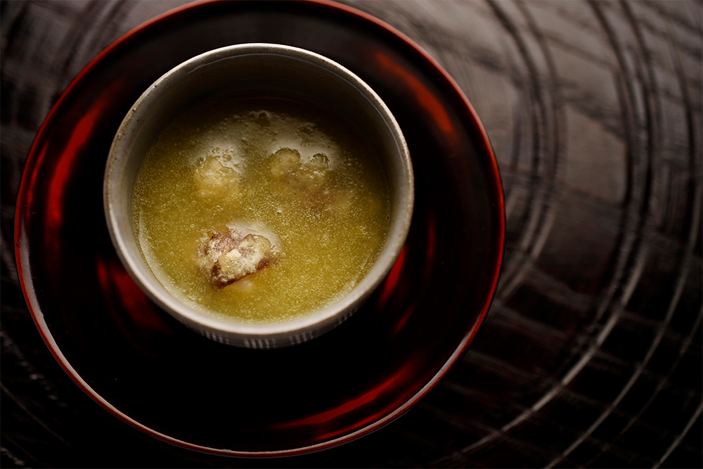 「筑波のすり流し」 生栗をすりおろして一番だしと合わせ、ごく少量の塩で調味して自然なとろみのすり流しに。衣をつけて揚げた岸根の渋皮煮を浮かべて。