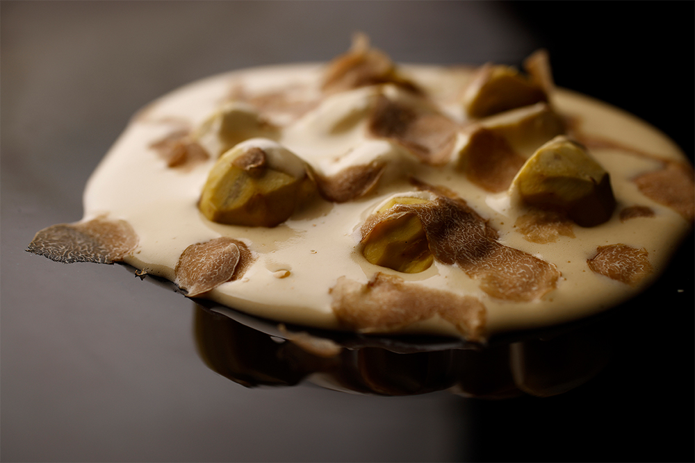 「岸根の低温ロースト　ホロホロ鶏の卵のザバイオーネソース　白トリュフをかけて」 皮を剥いて低温でゆっくりローストした岸根に、ホロホロ鶏の卵を使った口当たり軽やかなザバイオーネソースをかけ、相性のよい白トリュフとともに。