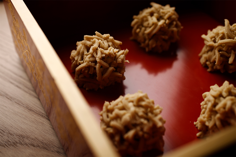 「石鎚のきんとん」 皮を剥いて蒸した石槌を裏漉し、少し砂糖を加えて練り込んだきんとんを、粒あんのまわりにふんわりまとわせた、秋の定番菓子。