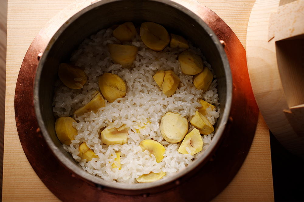 「飯沼栗の栗ごはん」 有機栽培米と剥いた栗に、昆布だしとクリスマス島の塩を少し加えて炊き上げ、飯沼栗本来のおいしさをシンプルに。