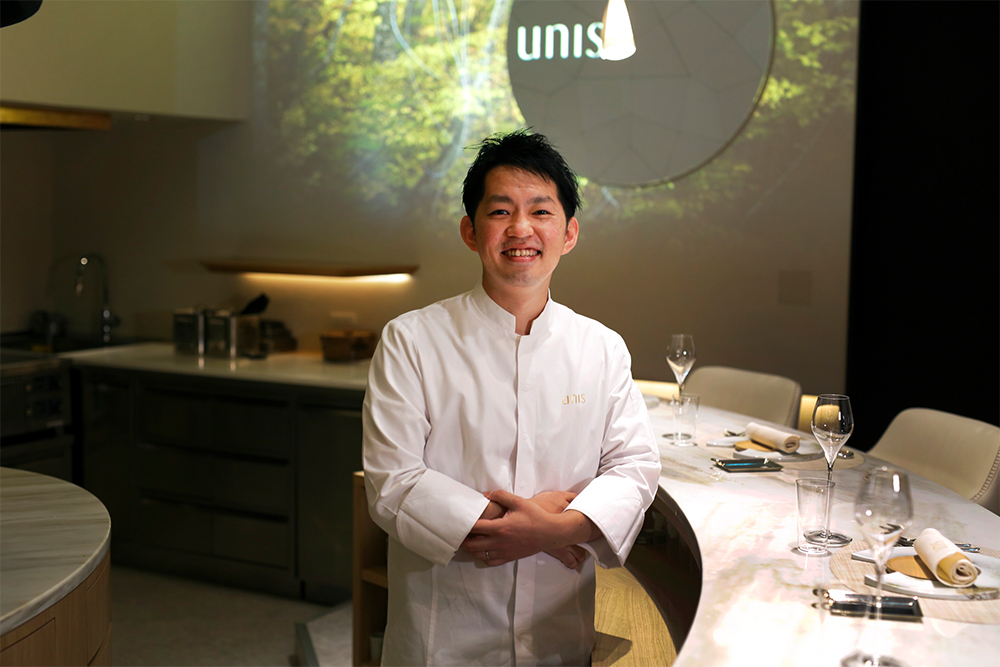 シェフ・パティシエの江藤英樹さん。フランスで修業後、銀座「ベージュ アラン・デュカス 東京」で研鑽を積み、銀座「ドミニク・ブシェ トーキョー」、神谷町「SUGALABO」、銀座「ティエリー・マルクス」（現在は閉店）でシェフ・パティシエを務める。2020年、東京・虎ノ門「unis」のシェフ・パティシエ、「Social Kitchen TORANOMON」のディレクター・パティシエに就任。