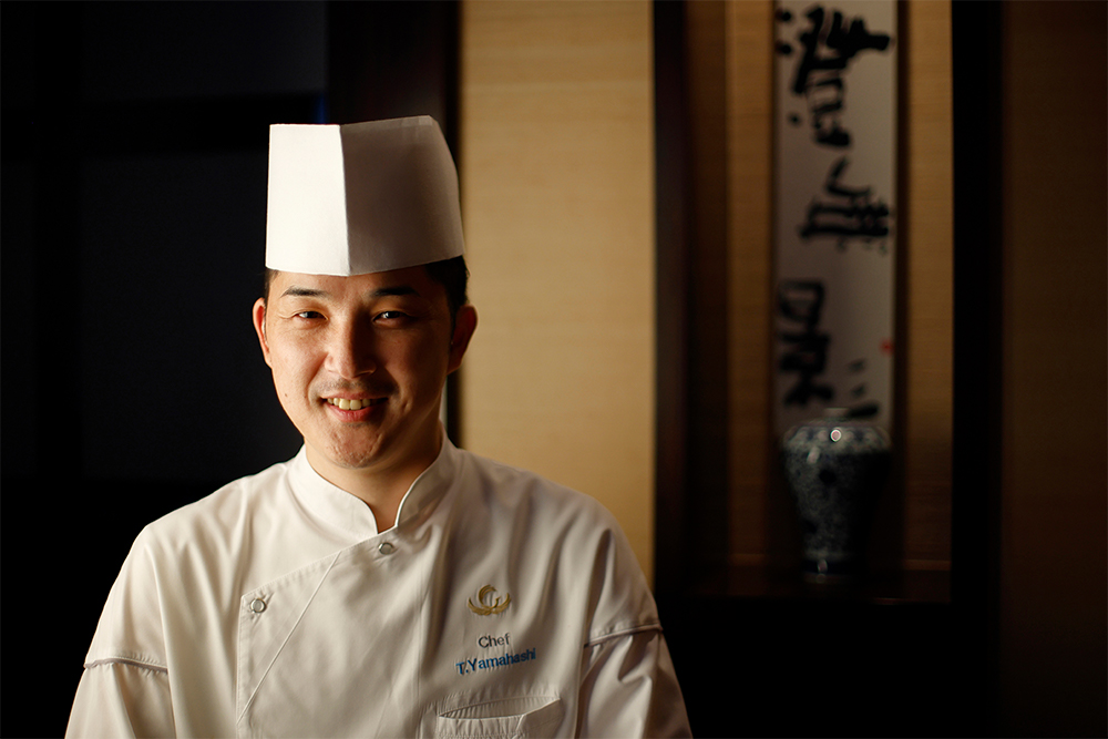 シェフの山橋孝之さん。横浜中華街の飲食店やホテル内の中国レストランなどで研鑽を積む。2008年「ザ・キャピトルホテル 東急」に入社し、2021年よりシェフを務める。日本中国料理協会主催のコンクールで、2018年銀賞、2019年金賞を受賞。