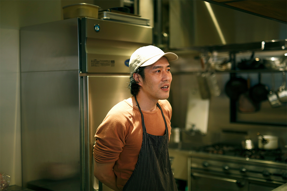 シェフの阿部修久さん。神奈川県内のイタリア料理店を経て渡伊し、エミリア＝ロマーニャ州の「トラットリア アル ガンベロ ロッソ」、「トラットリア アメリーゴ」、「トラットリア ジュリアーナ」にて修業。2018年帰国し、2019年「ジロトンド」シェフに就任。