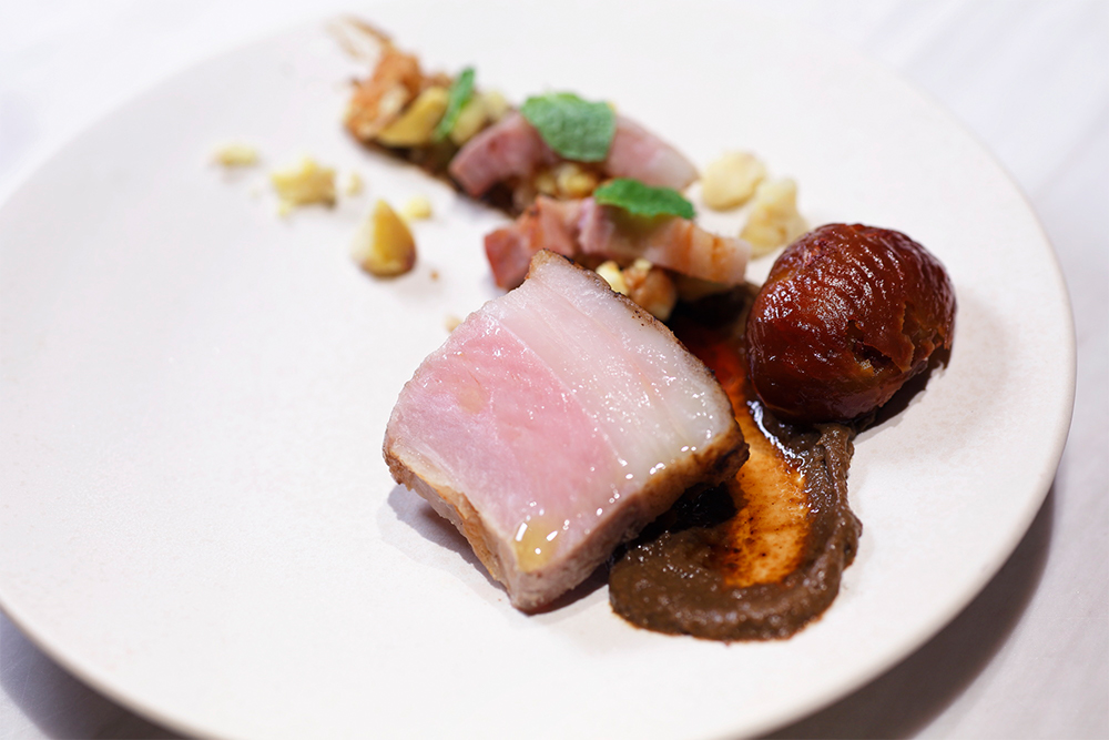 MENU アグー豚の炭火焼　飯沼栗のキャンティ風ロースト