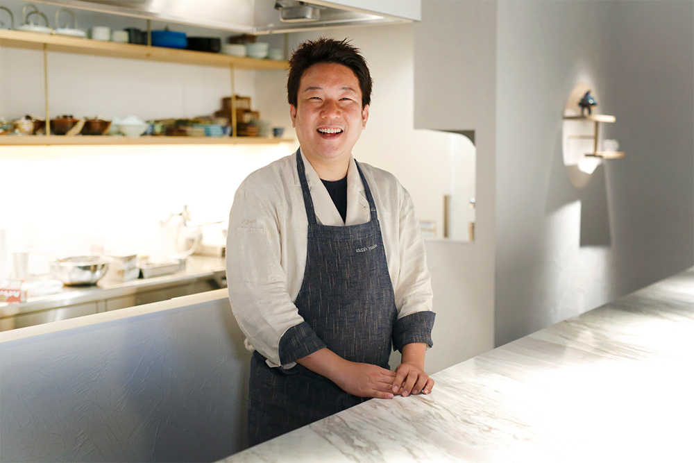 シェフの湯浅一生さん。麻布十番「リストランテ キオラ」などを経て渡伊。トスカーナ州とエミリア＝ロマーニャ州で約２年間修業。帰国後、横浜「SALONE2007」、南青山「IL TEATRINO DA SALONE」を経て、渋谷「BIODINAMICO」シェフを務める。2020年、恵比寿「湯浅一生研究所」シェフに就任し、2021年同店移転に伴い、「ISSEI YUASA」シェフに就任。