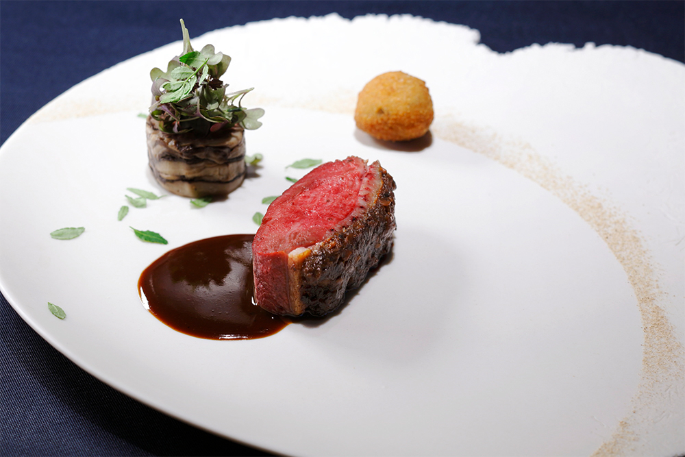 MENU 七谷鴨　赤味噌と椎茸のデュクセル　栗の鬼皮と朴葉の燻製／岸根と鴨腿肉のパテ／飯沼栗とフォアグラ、トリュフ風味のクロメスキ