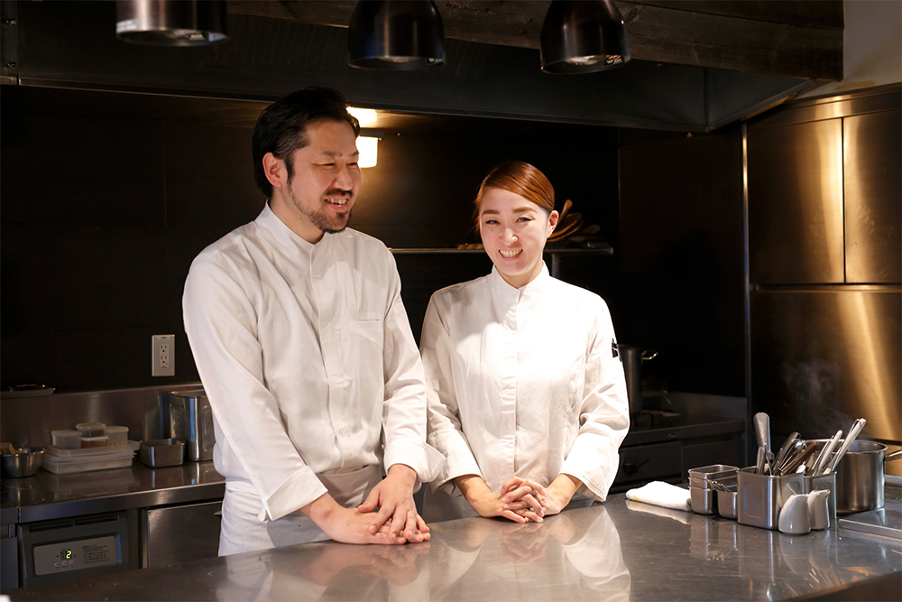 シェフの今橋英明さん（左）はフランスで修業後、原宿「Restaurant-I」で副料理長を務めると同時に農業にも従事。2013年より同店のシェフに就任し、2016年「レストラン ローブ」開店。パティシエの平瀬祥子さん（右）は、フランスで修業後、六本木「Édition Koji Shimomura 」、原宿「Restaurant-I」でシェフ・パティシエを務め、2016年、今橋さんと共に独立。