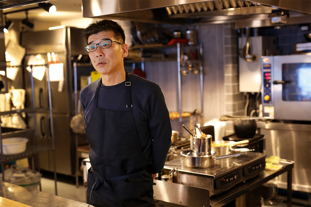 シェフの古井繁規さん。銀座「ヒビノ」を経て、イタリア・ピエモンテ州のリストランテ数軒で1年ほど修業。帰国後、新宿三丁目「オステリア・オリエーラ」で９年、南青山「リストランテ・ペガソ」で２年シェフを務める。2021年独立。