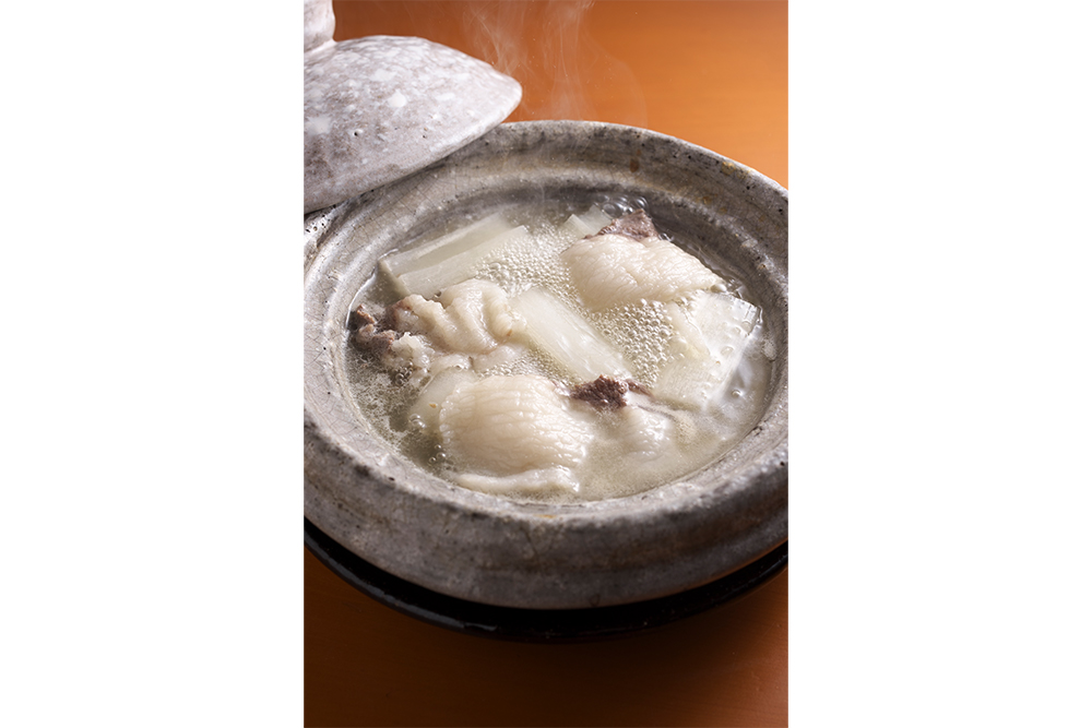 「月とスッポン鍋」。スッポンのえんぺらとクマ肉入り。服部先生ならずとも、虜になる味。