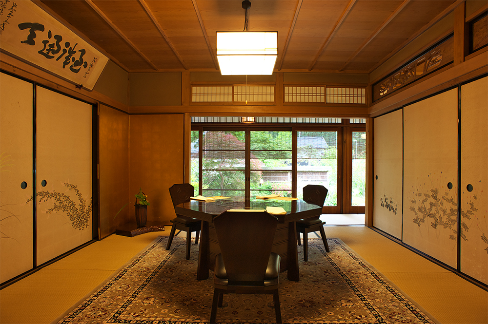 おみ足の悪い方用に特注のテーブルと椅子を置いたところ、その部屋ばかりが人気となり、2012 年からテーブル席を増やしたそう。