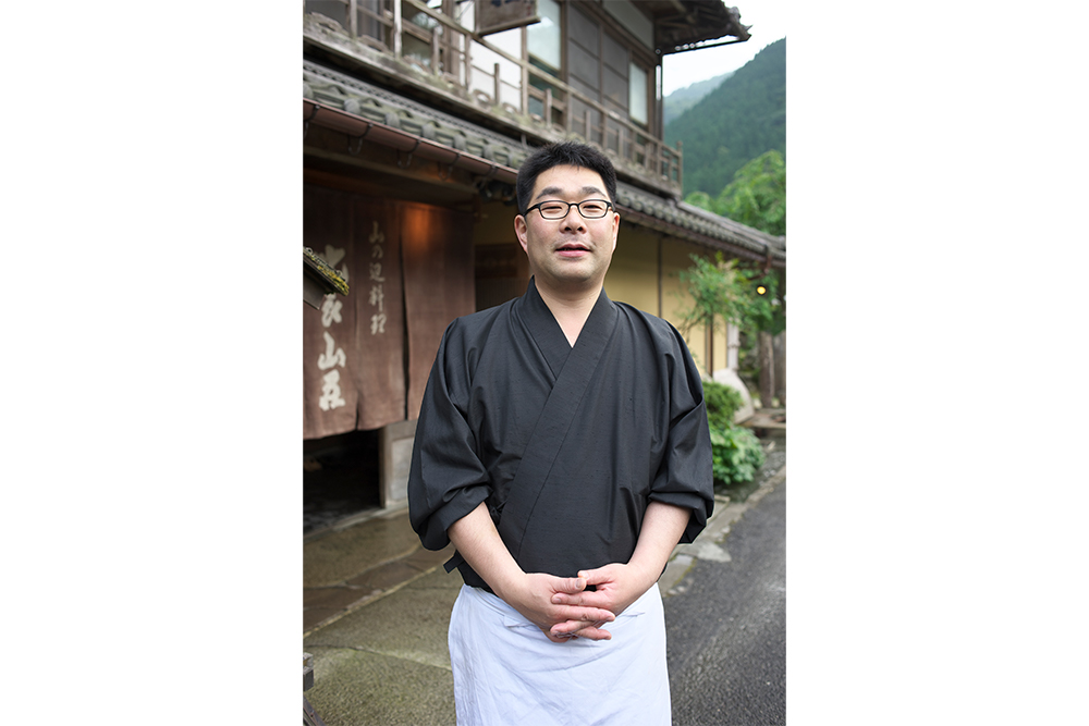 3代目当主・伊藤剛治さん。鮎ご飯も月鍋も、ご当主自ら客の目の前でサーブしてくれる。