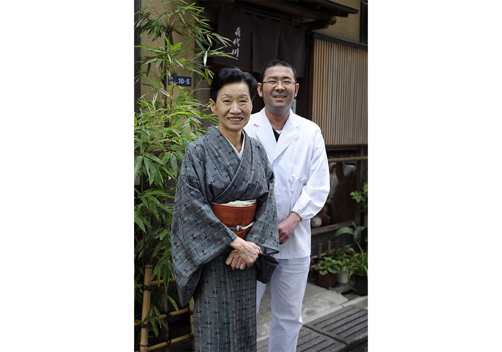 4代目女将、渡邊良江さんと厨房をあずかる5代目の昌宏さん。