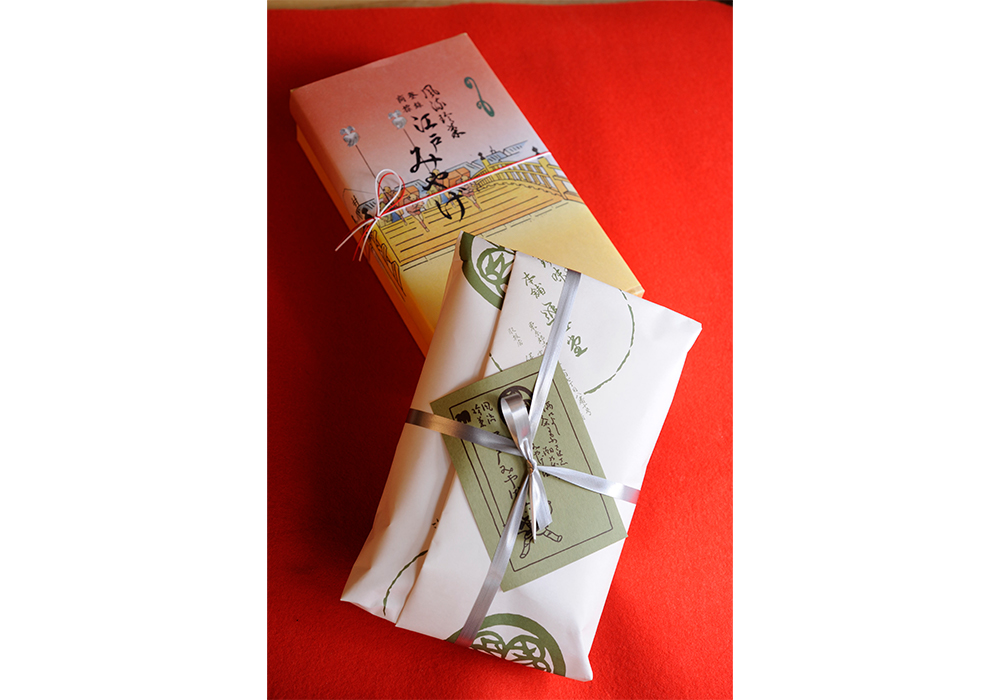 厚みのある包装紙に包み、紐でゆわえた昔ながらの包み方も今では新鮮。遠方への贈り物には箱入りが人気。