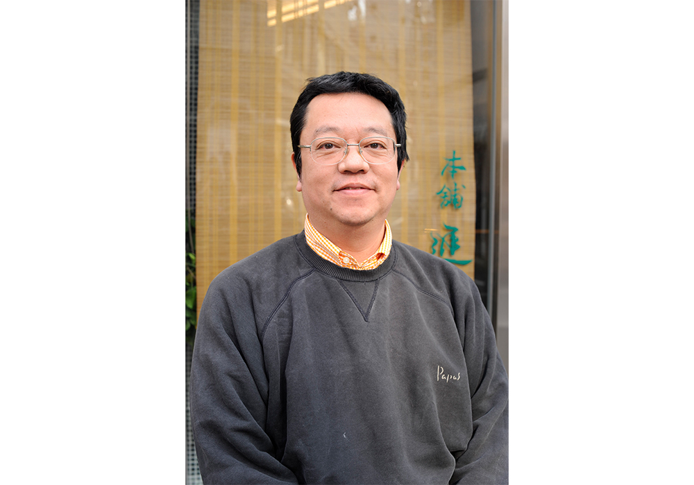 「年末には餅をついたり、懇意にしている生産者が送ってくれる旬の果物を並べたり、季節感が出にくい分いろいろやっています」と6代目の杉江烈（たけし）さん。