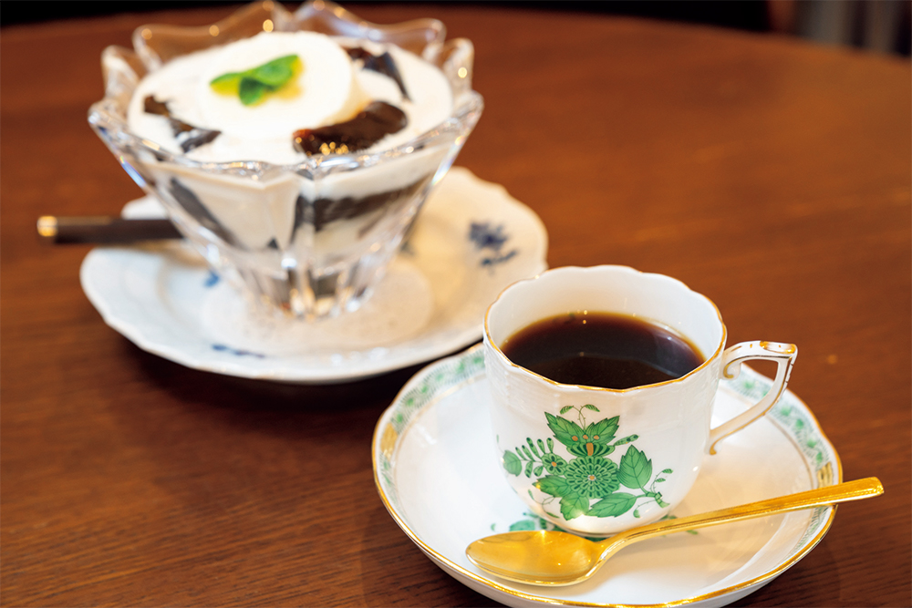 店の定番ブレンド「パッパニーニョ」（税込800円）。コロンビア、イエメン、ブラジル、キューバ産の豆をブレンドし、コーヒーの旨味をバランスよく配合している。店で出されるデザートも全て手作り。