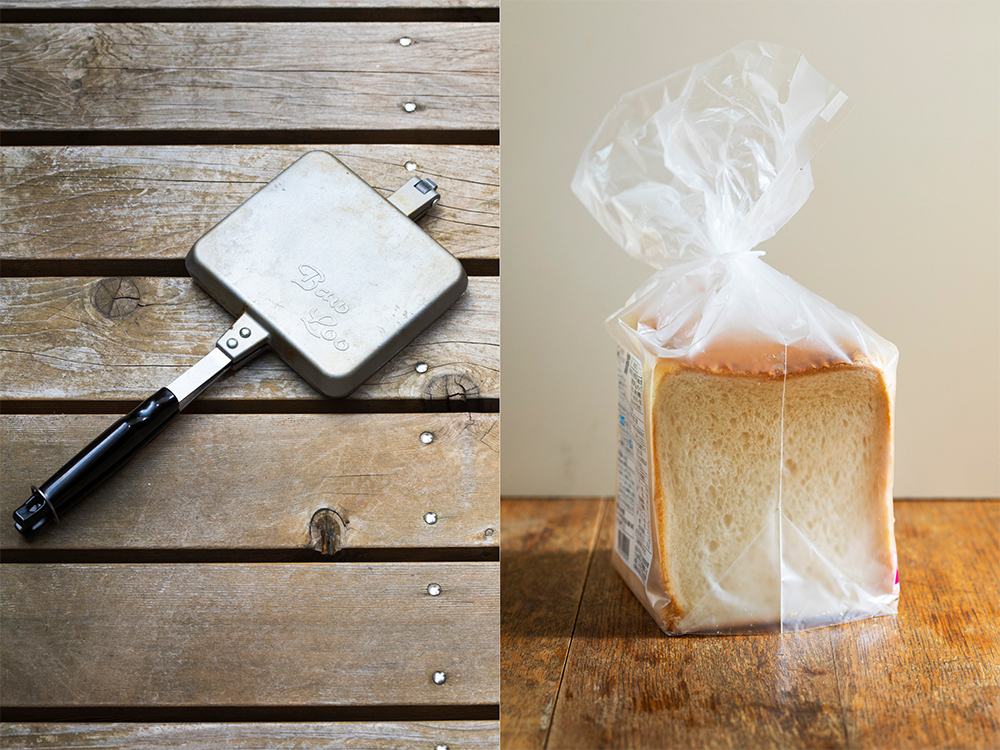 【アウトドアでの調理を快適にする道具と食材】 ホットサンドメーカーはアウトドアで人気を集める調理道具。熱のまわりがよく、ホットサンド以外にも、小さなフライパンとしていろいろな料理に使える。食パンはそのまま食べても、焚火で炙ってトーストにしても、好きな具材を挟んで熱々のホットサンドにしても◎。アウトドアで重宝する食材。