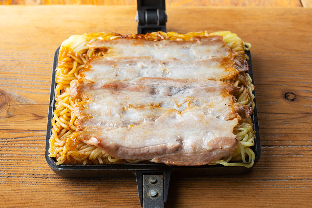 【３】中弱火で両面を２分半～３分焼く。