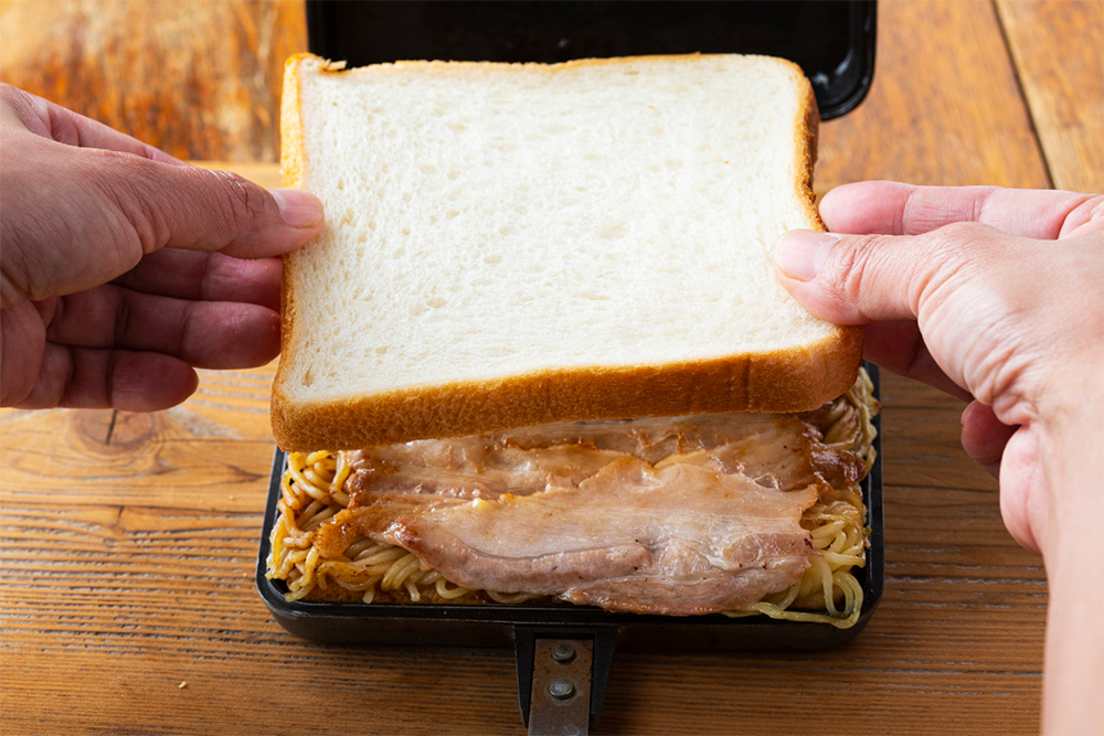 【４】パンの面を下にしてバウルーを開ける。紅ショウガ、青のりをふり、パンをのせ、バウルーの蓋を閉める。