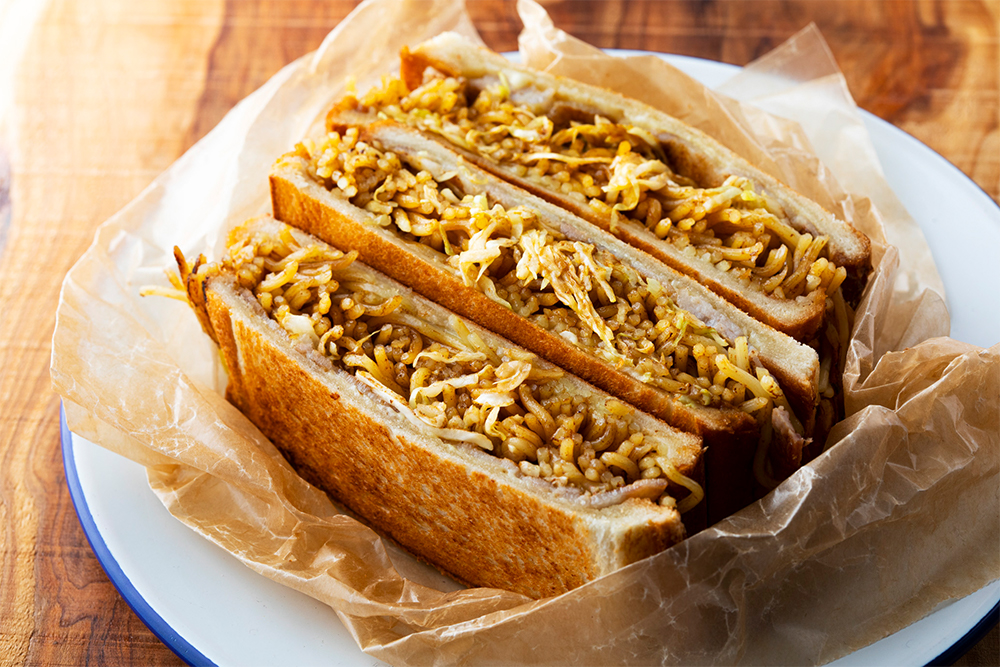 【５】パンをのせた面を約2分半焼く。取り出して、食べやすい大きさにカットして盛り付ける。