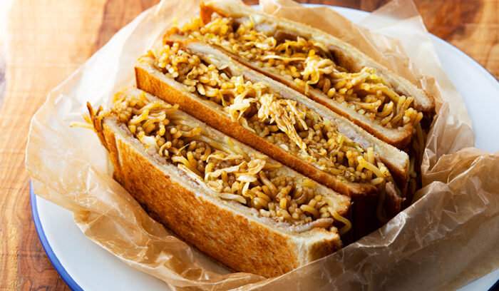 「焼きそばホットサンド」