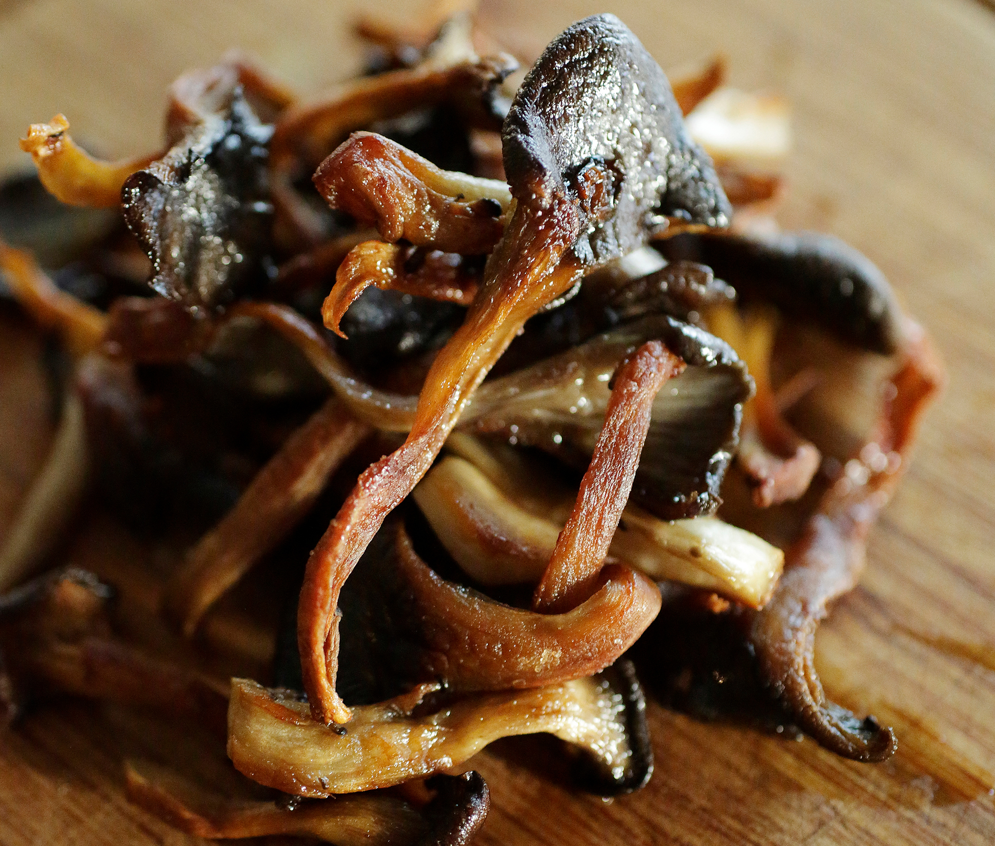 触らないから生まれる味 「霜降りひらたけのソテー」 アウトドアレシピ03