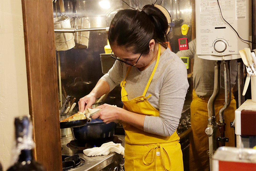 サービスとして東京・小石川「アル・ペッシェドーロ」、青山「コルテージア」、神楽坂「アルベラータ」などのリストランテで修業後、2012年６月独立。２男１女の母。