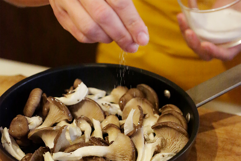 オリーブ油を回しかけてから、塩を１本１本にあてるようにふる。