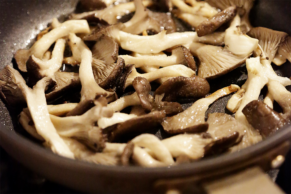 弱火にかけ、ひたすらキノコの水分が出て飛ぶのを待つ。触ると炒めものになってしまう。