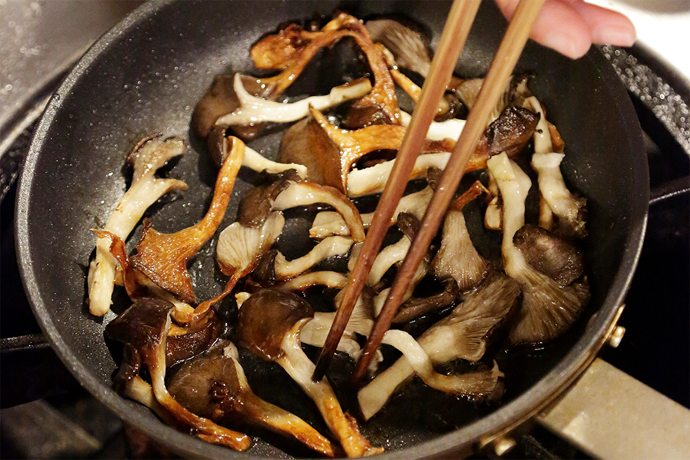 キノコから出てくる水分の音が弱くなったら裏返す。もう片面も色づいたら器に盛る。