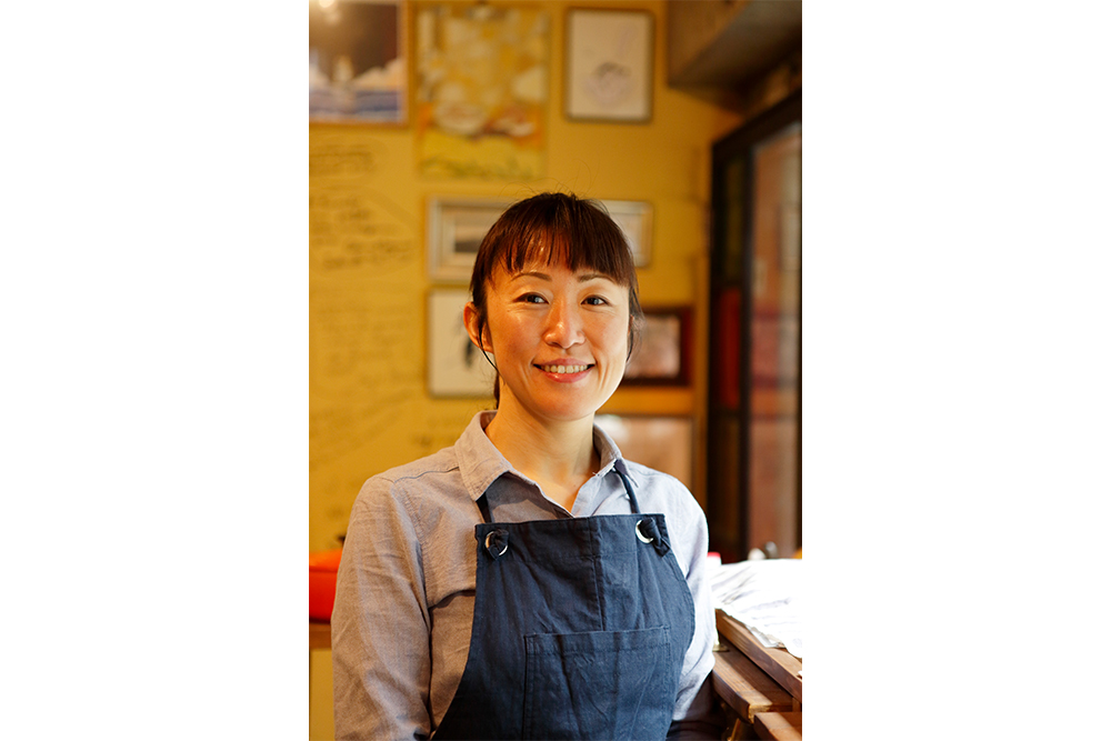 東京「ラ・ベットラ・ダ・オチアイ」を経て、イタリアスローフード協会の講習に参加。マルケの食文化に魅せられて現地のリストランテで修業。帰国後、2012年５月現店開店。「野菜本来の味を丁寧に引き出せたら、動物性に旨味を頼る必要はないです」