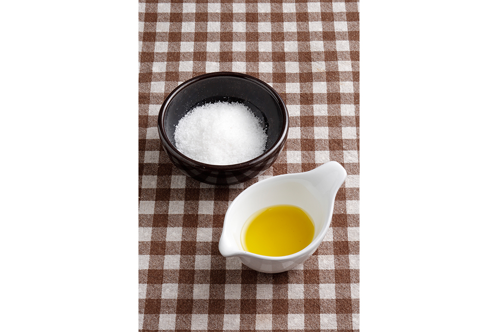 【材料選びのポイント】 シチリアの海塩で味を決め、「辛味と青い香りが野菜に合う」同地域のE.V.オリーブ油を使う。