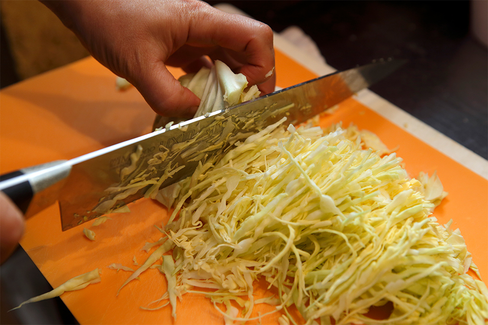 キャベツをせん切りにする。