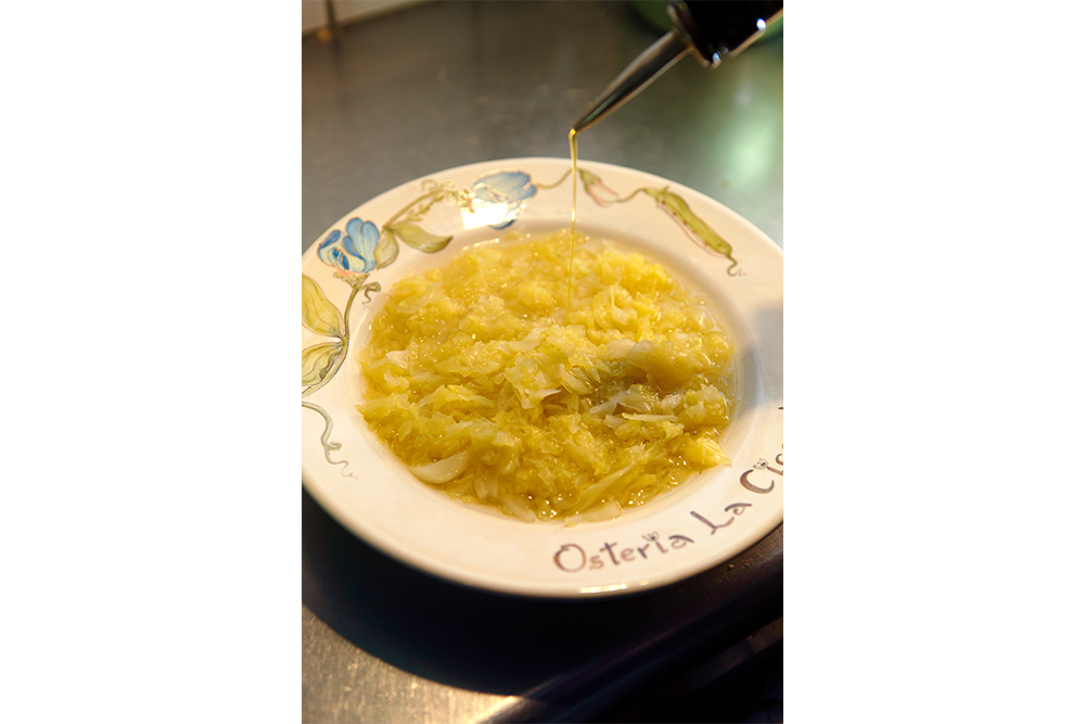 最後に塩で味を調え器に盛り、仕上げにオリーブ油をかける。