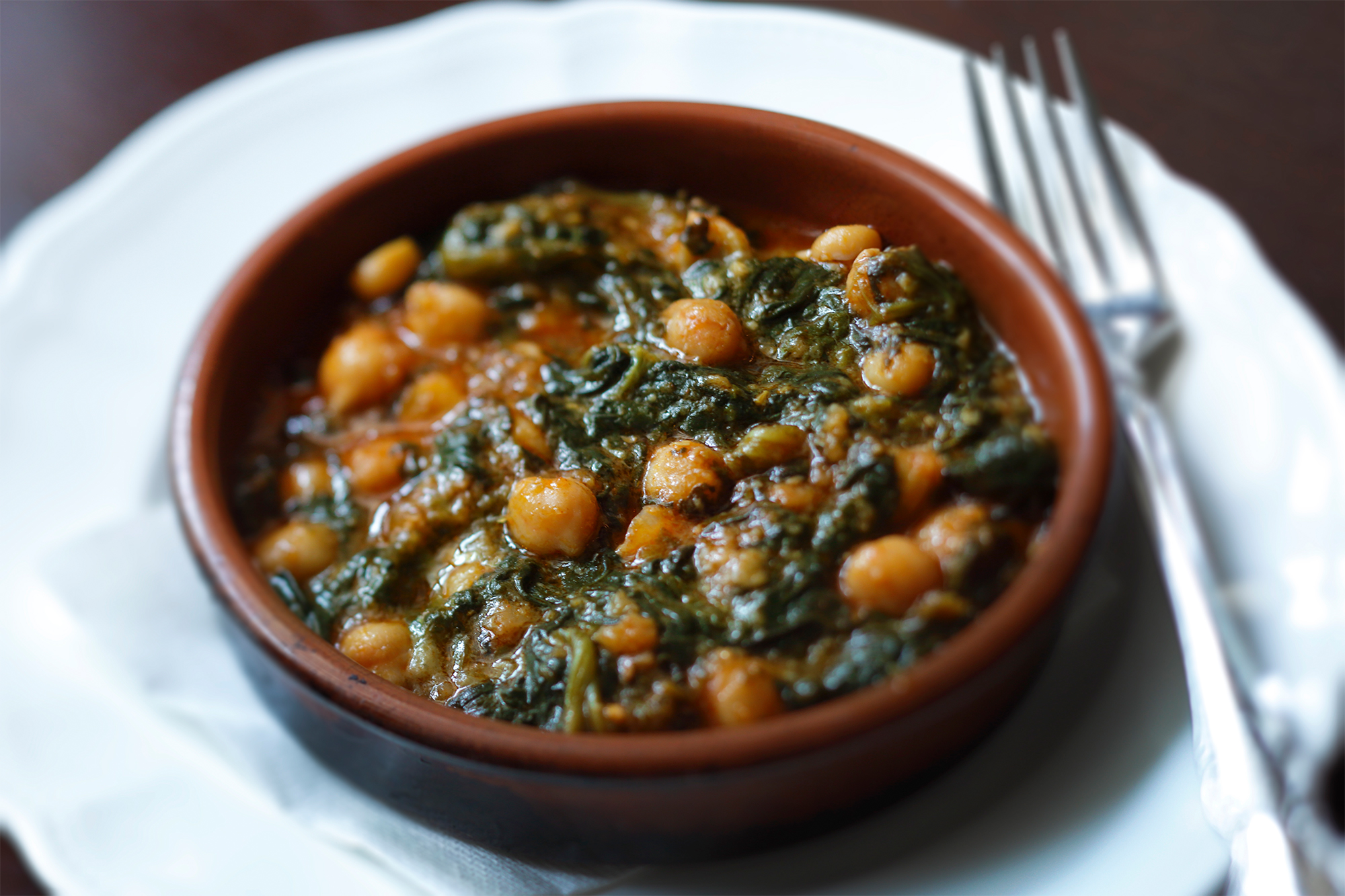 プラントベースの始め方02 スペインの即席調味料で仕上げる　ヒヨコ豆とホウレン草の煮込み 大阪 「アマ・ルール」