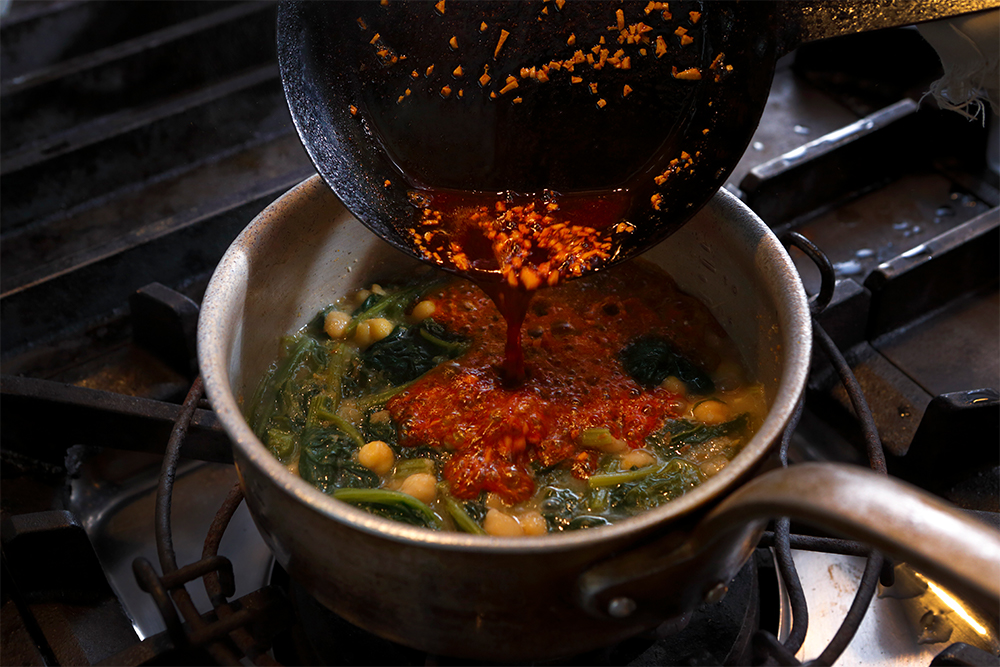 ２に熱々の３をかけ、全体を混ぜる。