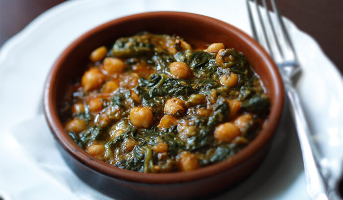 スペインの即席調味料で仕上げる　ヒヨコ豆とホウレン草の煮込み