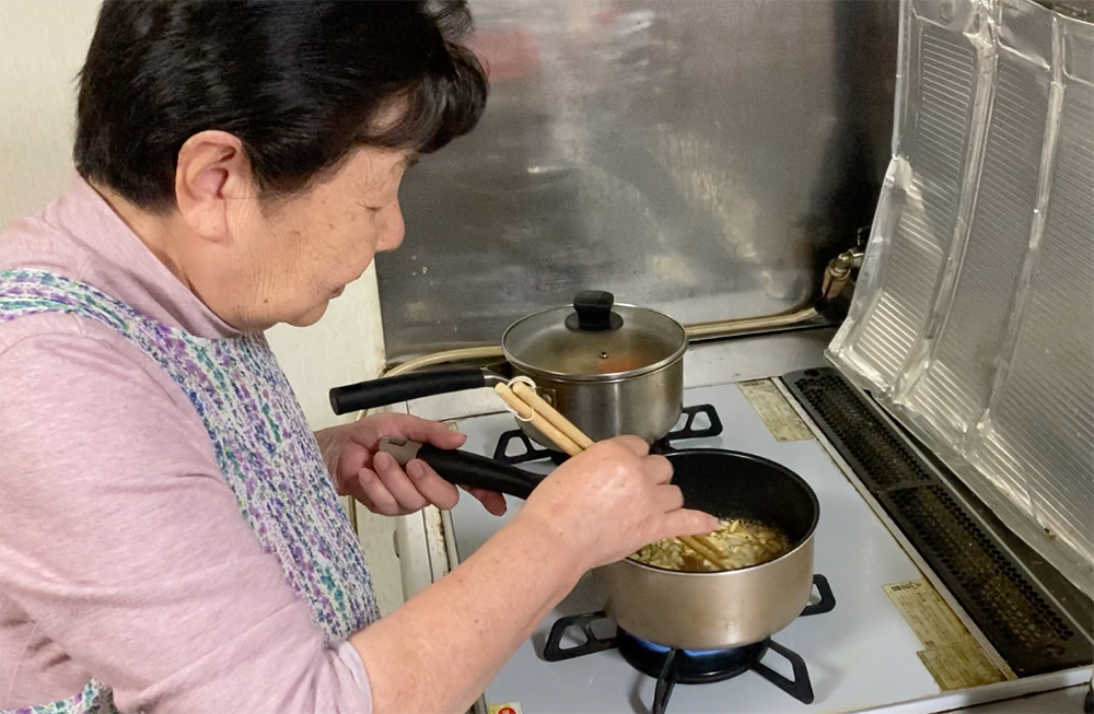 湯澤千文さん。突然の訪問にもかかわらず、快く引き受けて作り方を見せてくれた。